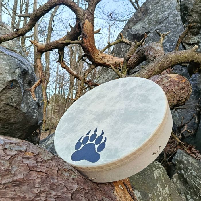 Tambour chamanique en séance de sonothérapie par Magali Jousset via le Nid Sonore 